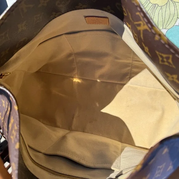 Louis Vuitton Artsy MM Monogram Bag - Picture 6 of 16
